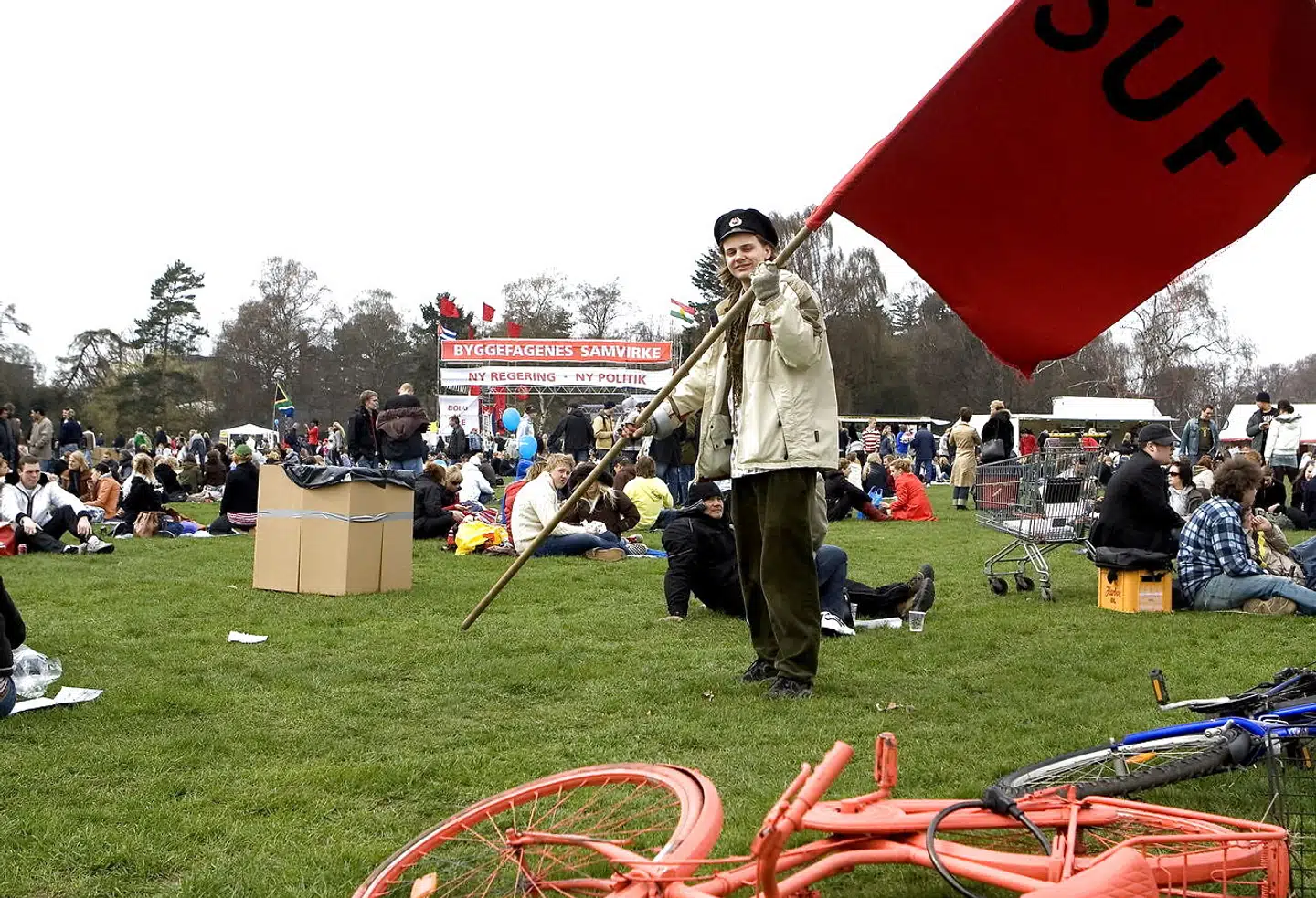 Socialistisk Ungdomsfront (SUF) »samarbejder« med Enhedslisten, men de er ikke en del af samme parti. Her ses SUF i Fælledparken 1. maj 2006.
