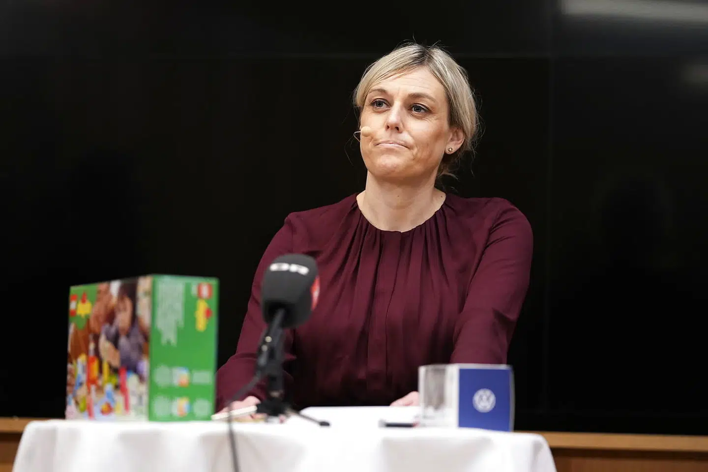 Ligestillingsminister Trine Bramsen (S) burde starte i egen baghave, lyder det fra Alex Vanopslagh fra Liberal Alliance, der ligesom to andre partier kalder det hyklerisk, at regeringen ikke lever op til deres mål om 40 procent kvinder.