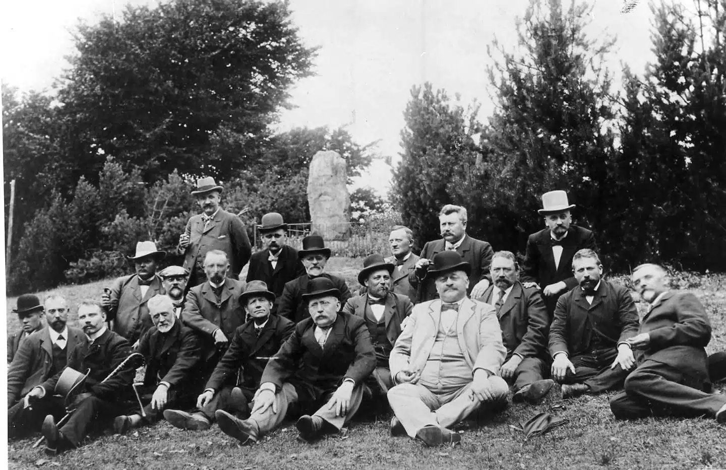 Justitsminister P. A. Alberti var en mægtig mand og fyldte godt i alle landskaber. Også i det hvide sommerdress under en udflugt med folketingets finansudvalg til Himmelbjerget i 1903. Alberti er en af de mange personer, der kort optræder i hans Gregersens bog. Foto: Scanpix.