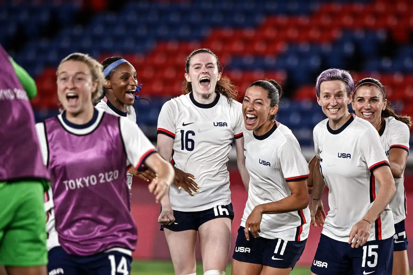 Efter flere års hård kamp kan de amerikanske fodboldkvinder glæde sig over ligeløn. (Arkivfoto) Jeff Pachoud/Ritzau Scanpix