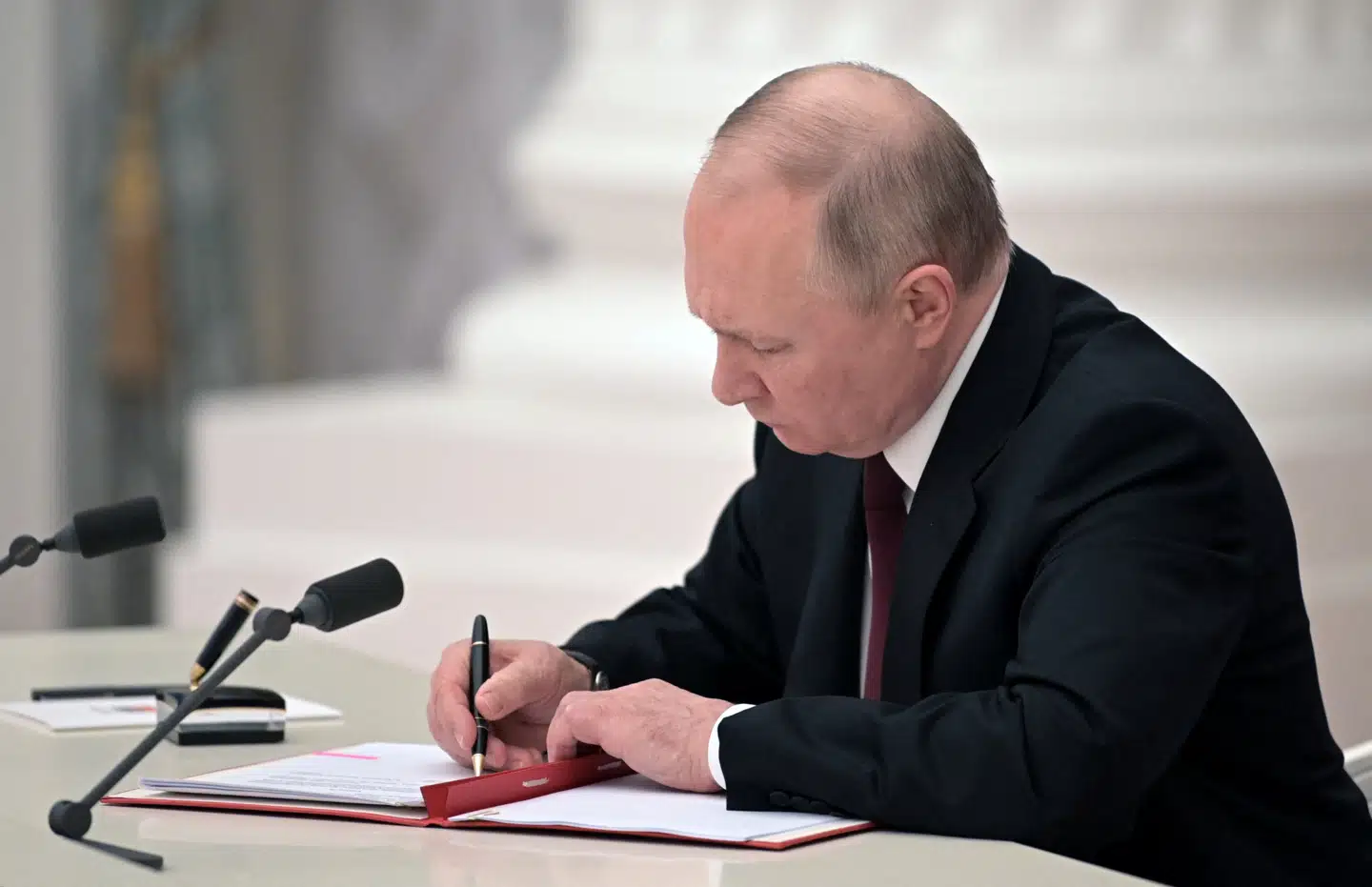 Mandag aften underskrev Vladimir Putin et dekret. Således anerkendte Putin udbryderrepublikkerne Donetsk og Luhansk i det østlige Ukraine som selvstændige og sagde, at Rusland vil sende »fredsbevarende« tropper ind i regionerne.
