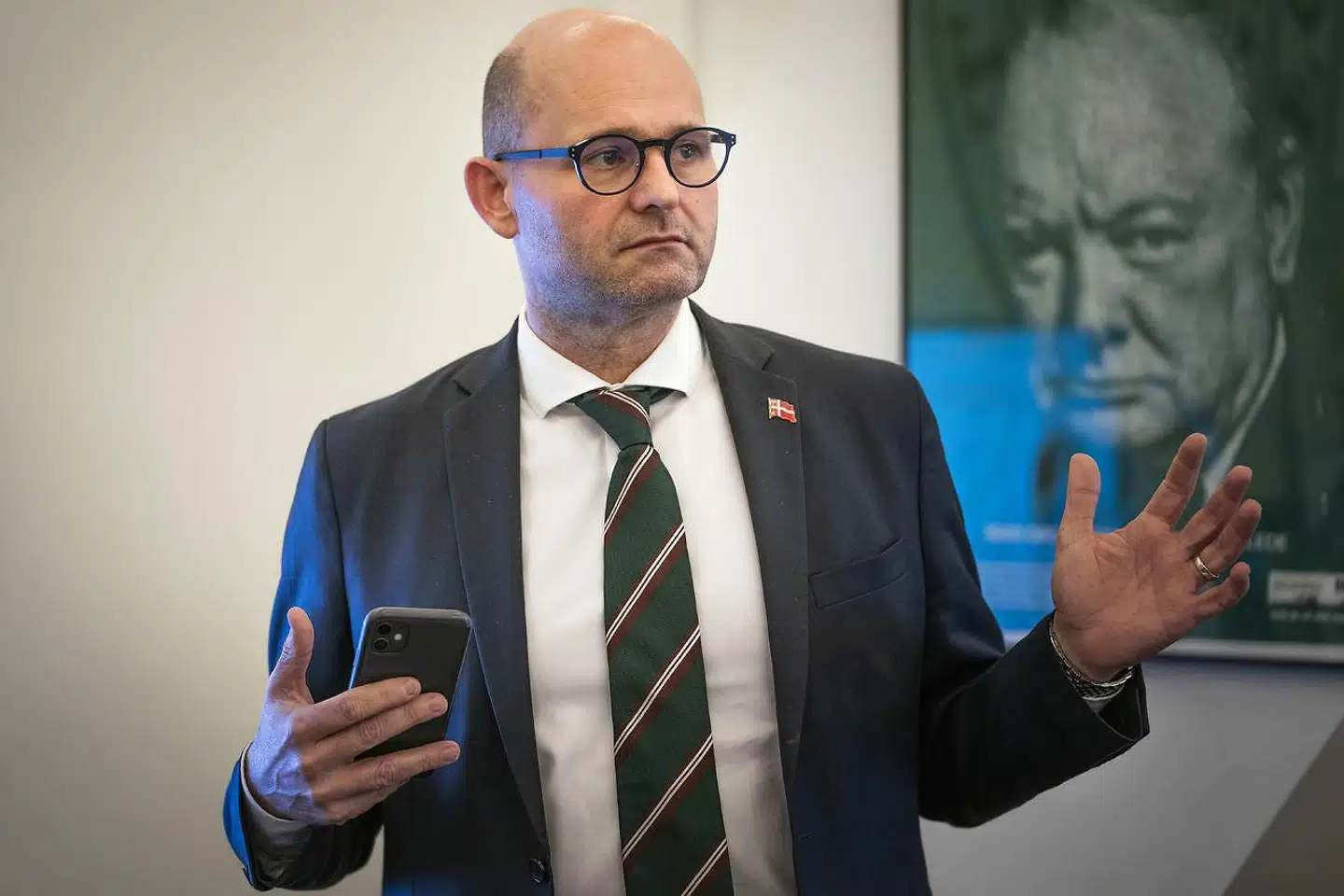 »Jeg ønsker at bevare og styrke den danske model, der i så mange år har sørget for et stærkt og stabilt arbejdsmarked i Danmark. Pape påstår, at han har det samme ønske. Det ville klæde ham at vise det – både med ord og handling,« skriver Lizette Risgaard.