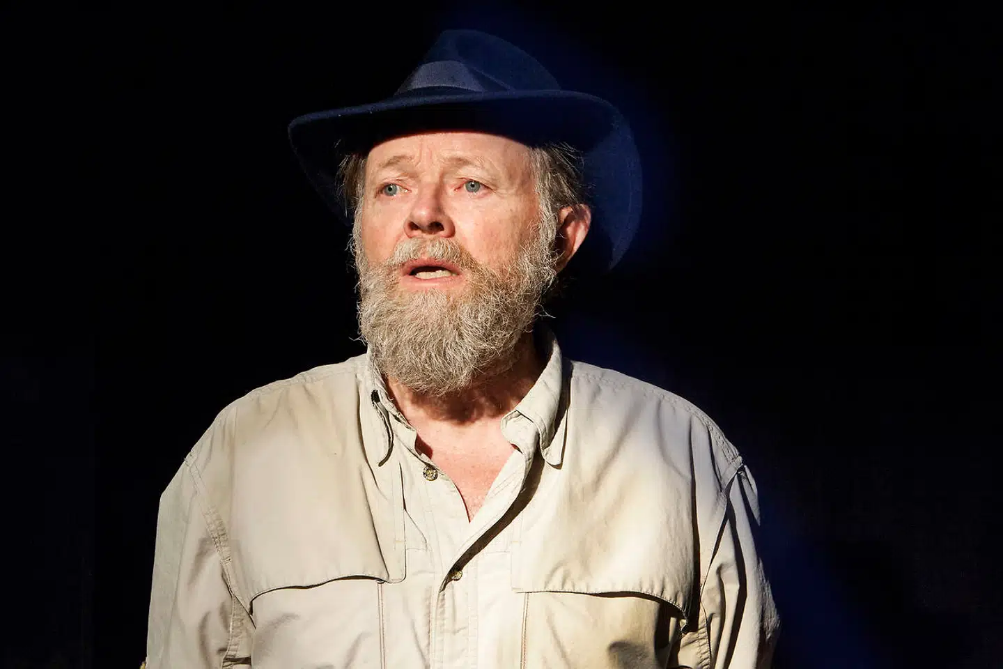 Jesper Asholt fylder Café Livas lille scene med lune og poesi.