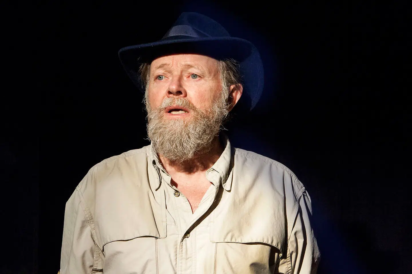 Jesper Asholt fylder Café Livas lille scene med lune og poesi.