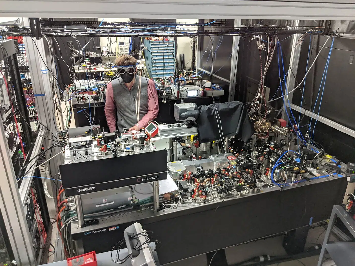 »Det faktum, at dansk økonomi står godt i dag, er desværre ved at blive en sovepude,« skriver Charlotte Rønhof. Her arbejdes på udviklingen af en kvantecomputer i USA.