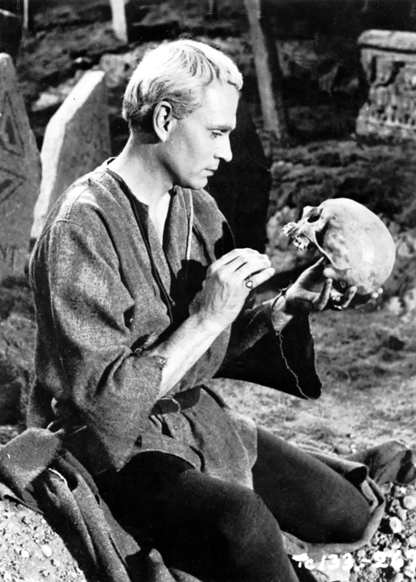 Slutningen på »Hamlet« er dramaturgisk rodet, sjusket og overfladisk, synes Anna Malzer. Foto: Laurence Olivier som Hamlet, 1948/Ritzau Scanpix