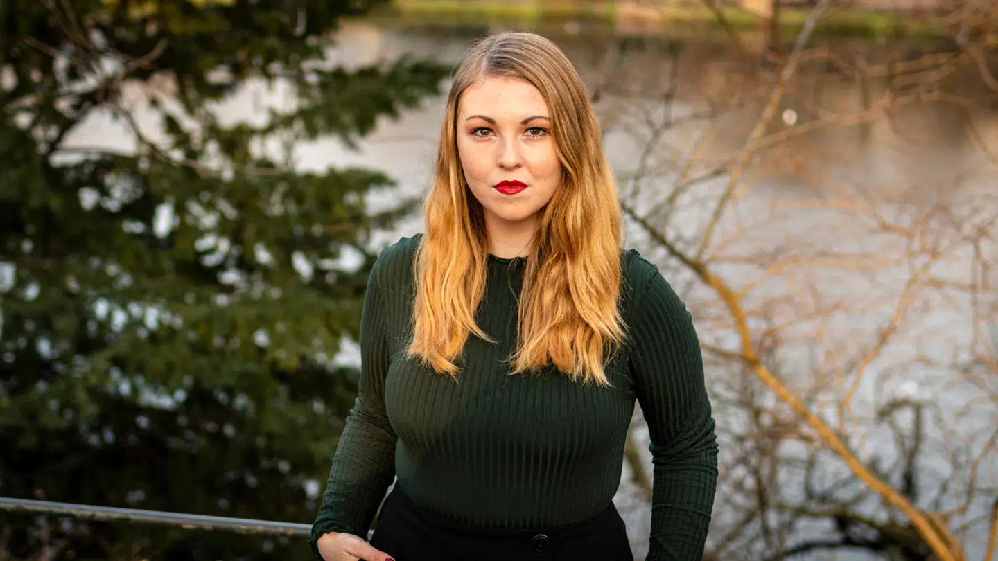 Trine Maria Rasmussen er ved at uddanne sig til folkeskolelærer, hun er folketingskandidat for partiet Frie Grønne, og hun vil ikke vise Muhammedtegningerne i sin undervisning.