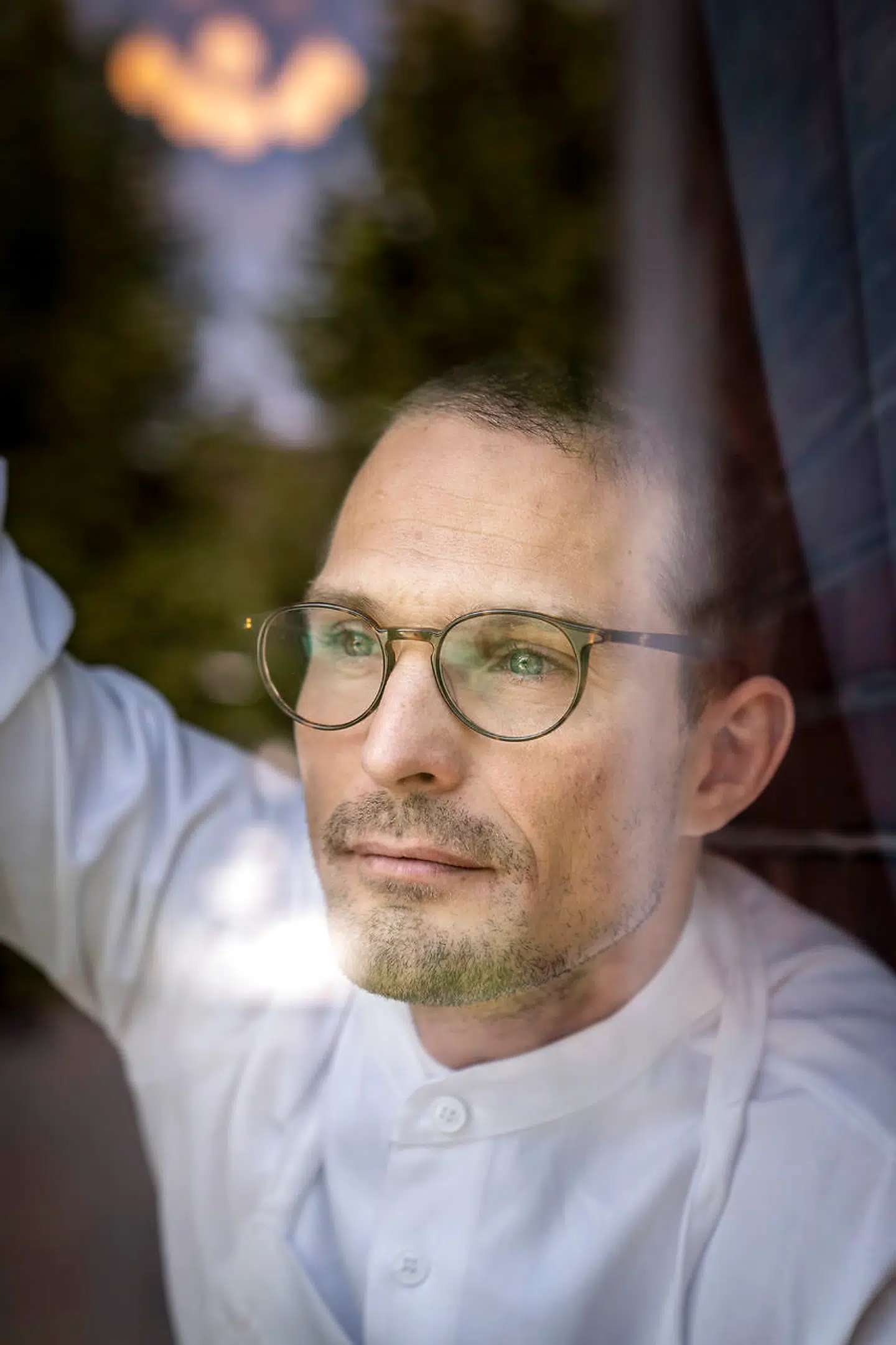 Louis XV ligger i Monaco ved Sydfrankrig, og derfor bestod menuen meget af lokale varer som fisk, skaldyr og kaviar, siger Jonathan Berntsen. »Og så har jeg fået nogle signaturretter, blandt andet skovjordbær og mascarponeis og and a la presse.«