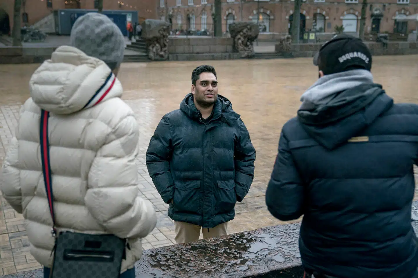 Sikandar Siddique, partileder for Frie Grønne, er et kendt ansigt på Nørrebro. Mens han viser Berlingske rundt i området omkring Blågårds Plads, bliver han flere gange genkendt af lokale beboere, der gerne vil snakke. Her er det to drenge, der dog ikke vil forklare, hvorfor de denne onsdag formiddag hænger på gaden i stedet for at være i skole.
