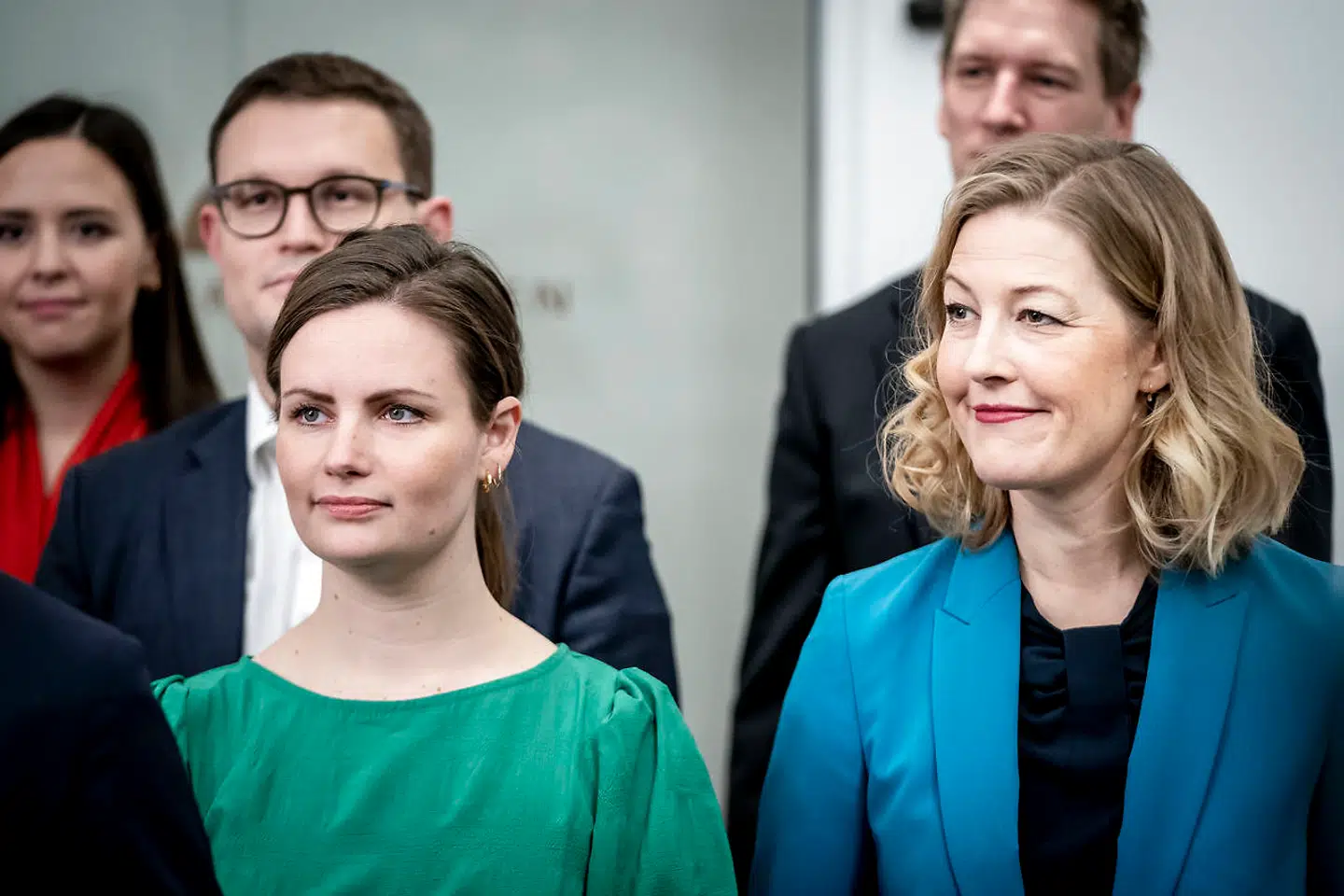 »Mette Frederiksen har ellers selv erklæret, at man vil gøre mere for at hjemsende folk, der ikke har lovligt ophold i Danmark. Men Mette Frederiksen sidder kun for bordenden på nåde og unåde fra sine støttepartier, der ikke lægger skjul på, at de ønsker massive lempelser af udlændingepolitikken,« skriver Marcus Knuth.