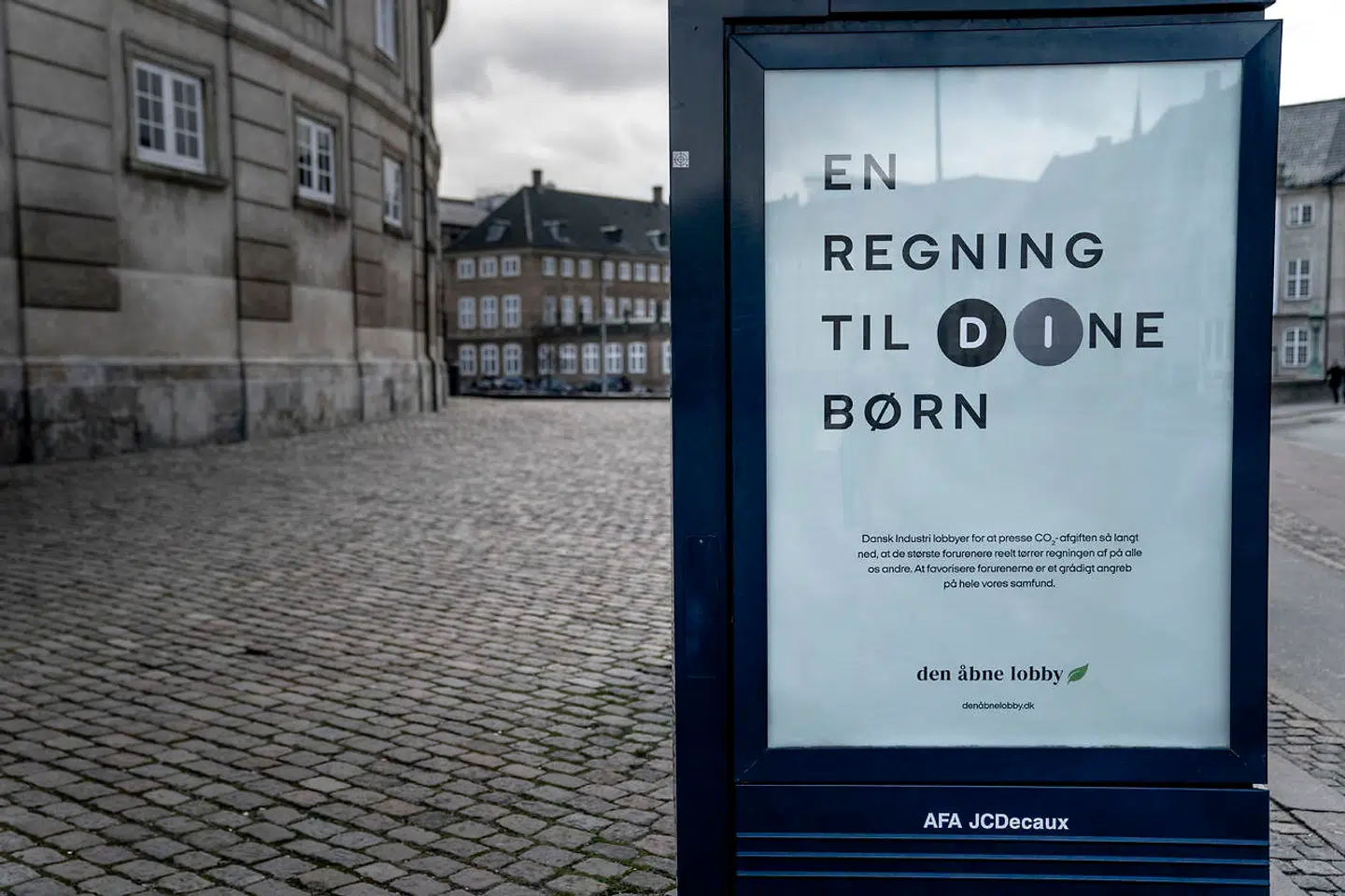 Den Åbne Lobby arbejder i øjeblikket for, at der bliver indført en høj CO2-afgift. Derfor har de indledt en negativ klimakampagne rettet mod Dansk Industri.