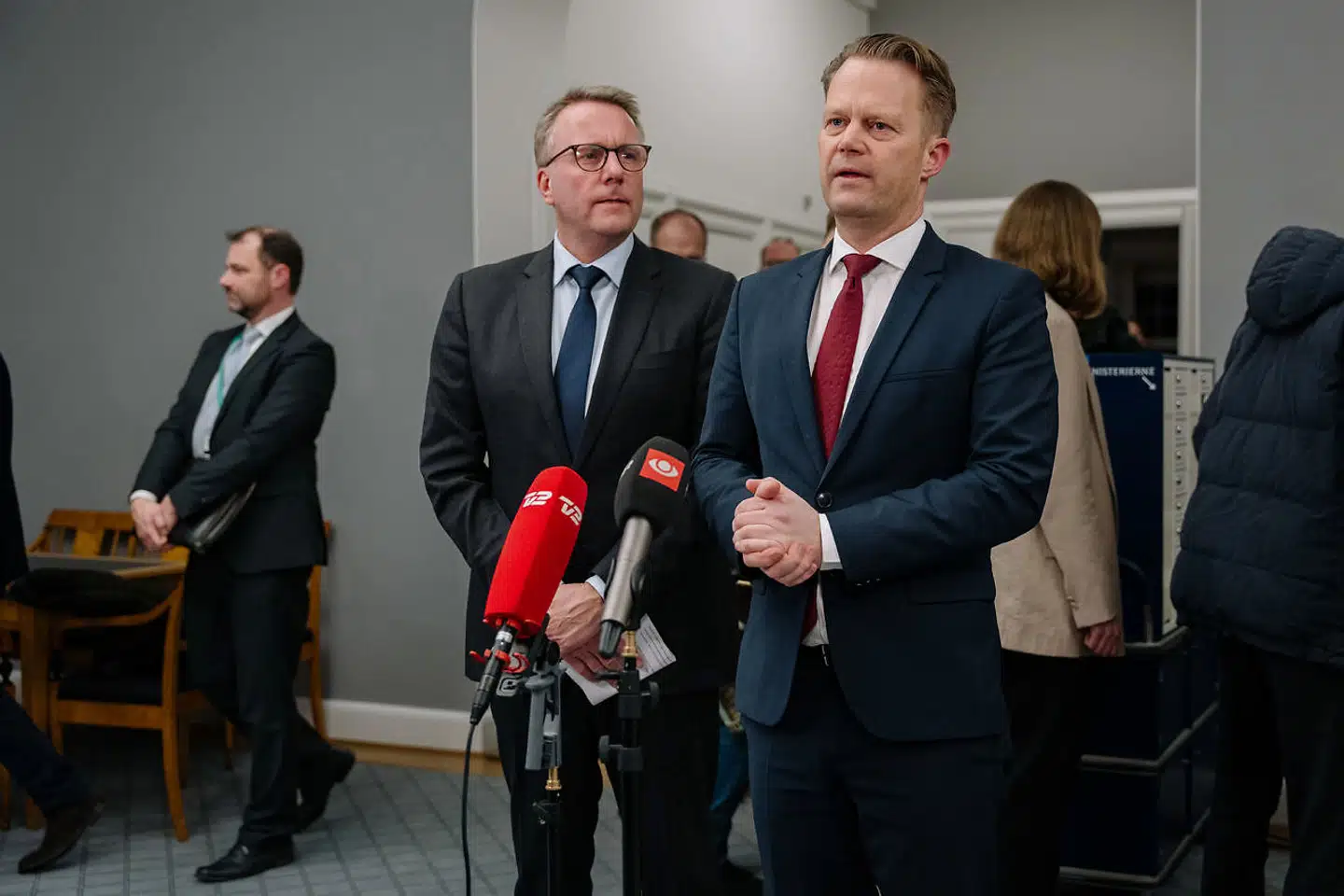 Udenrigsminister Jeppe Kofod (S) og Forsvarsminister Morten Bødskov (S) til doorstep efter møde i Udenrigspolitisk Nævn på Christiansborg mandag den 14. februar 2022. Om Ruslands styrkeopbygning i og omkring Ukraine.. (Foto: Emil Helms/Ritzau Scanpix)