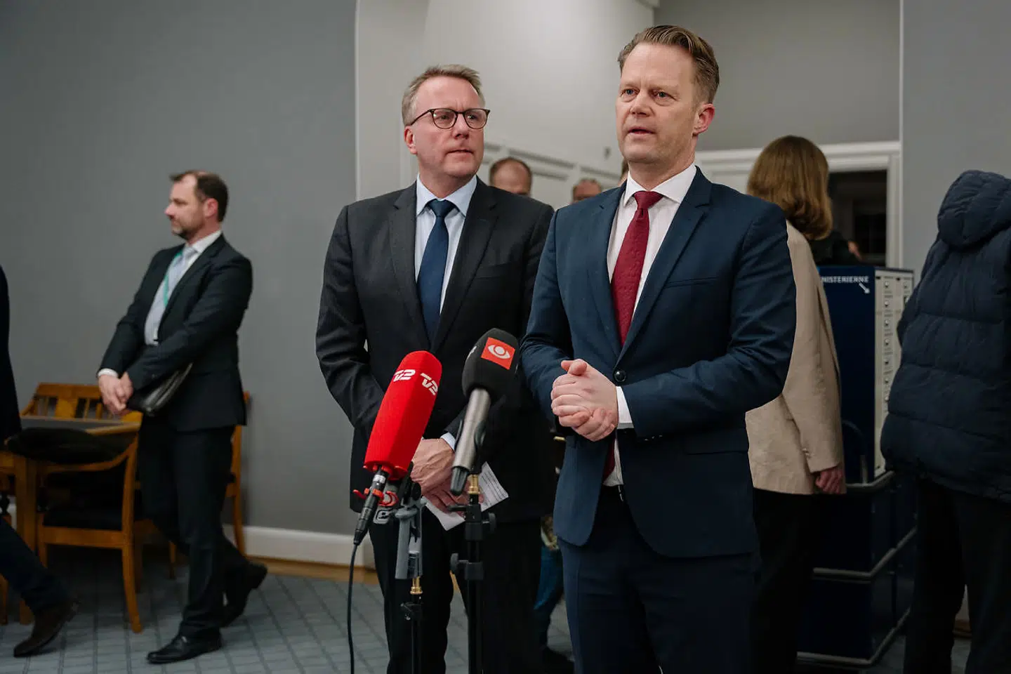 Udenrigsminister Jeppe Kofod (S) og Forsvarsminister Morten Bødskov (S) til doorstep efter møde i Udenrigspolitisk Nævn på Christiansborg mandag den 14. februar 2022. Om Ruslands styrkeopbygning i og omkring Ukraine.. (Foto: Emil Helms/Ritzau Scanpix)