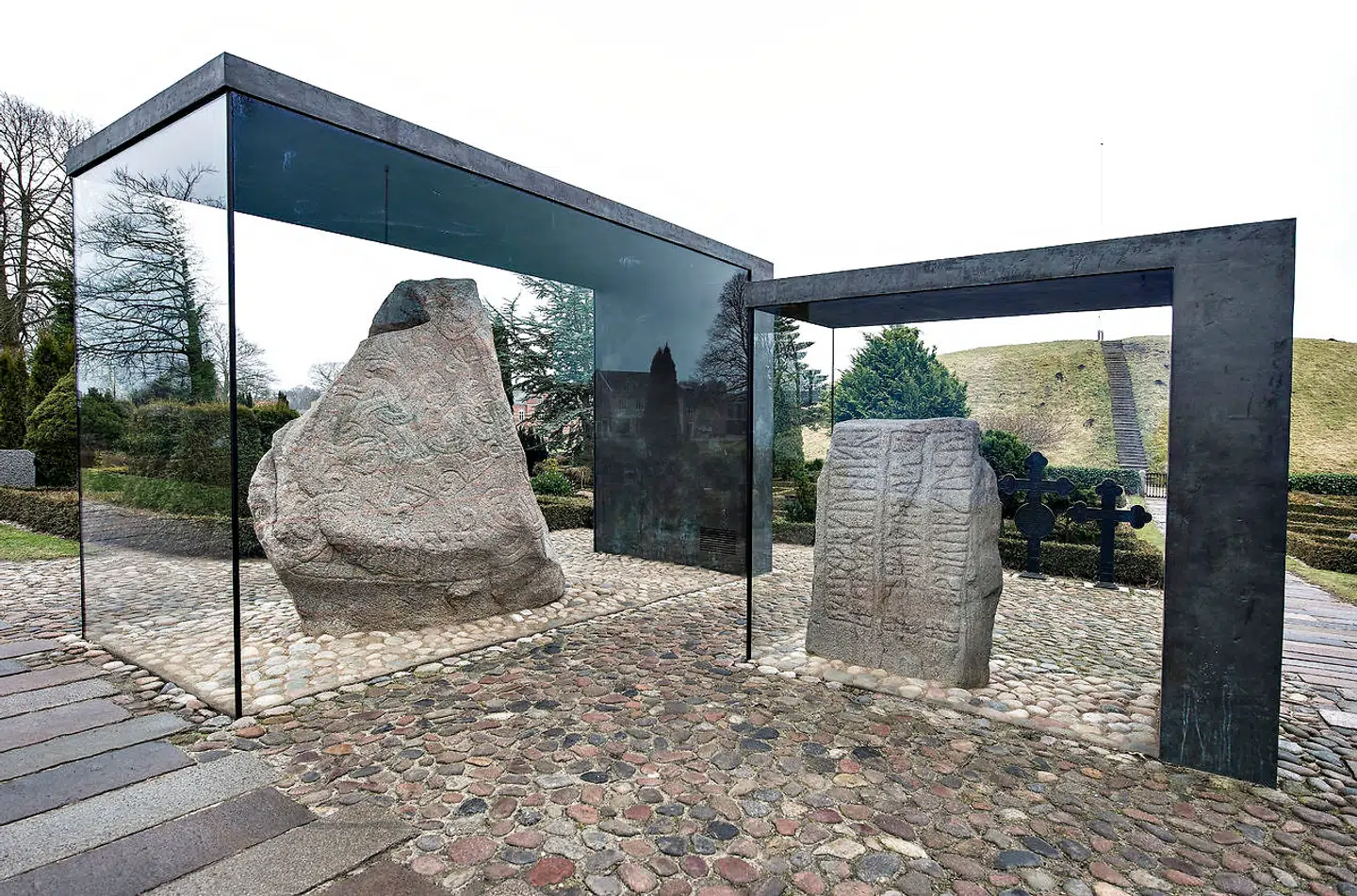 Med et obligaorisk fag i kulturarv vil danske folkeskoleelever forstå, at den kunst og kultur, vi oplever i dag, ikke blev opfundet i går, men derimod bygger videre på traditioner, der strækker sig flere hundrede år tilbage, mener Andreas Vetö. På billedet ses de to runesten i Jelling, som afspejler overgangen fra vikingetiden til den kristne middelalder.