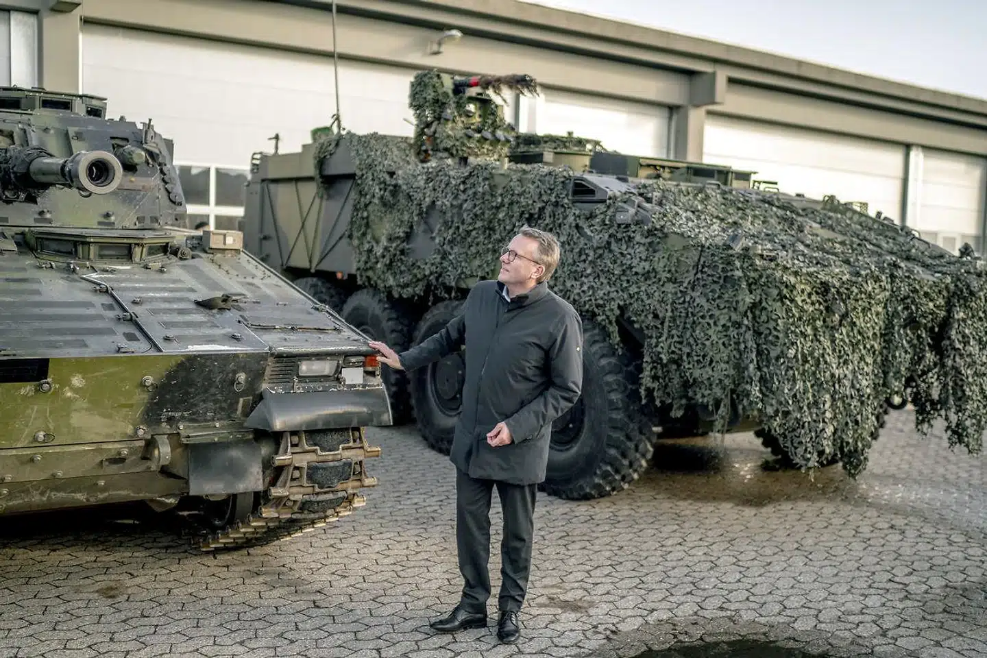 »Kære regering, det er simpelthen forældet og stammer fra en tid, hvor frygten for en europahær var større end frygten for Rusland. Så hvad med, at regeringen faktisk gør, hvad den påstår, den gerne vil, og placerer Danmark i hjertet af Europa? Udskriv nu en folkeafstemning om forsvarsforbeholdet,« skriver Jakob Konrad Kjeldsen Wind, Jonas Pullich Knudsen og Mirjam Dyekjær. Her inspicerer forsvarsminister Morten Bødskov (S) materiel.