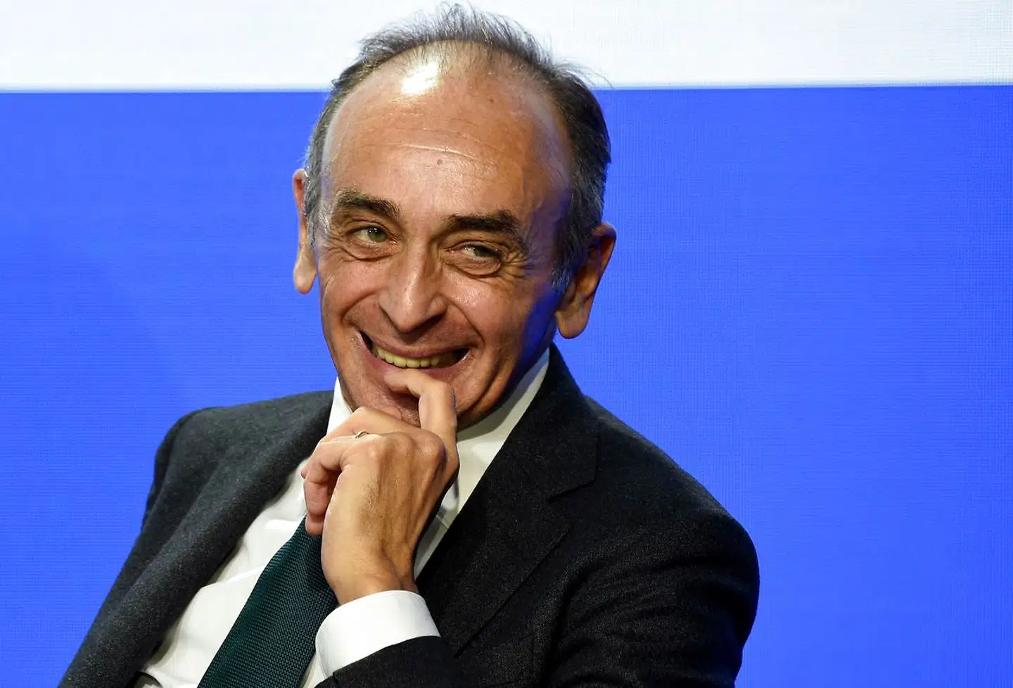 I den kontroversielle debattør og præsidentkandidat Éric Zemmours kampagne har man en fest, efter at hans konservative rival »kom til« at melde sig under fanerne i kampen mod »den store udskiftning«. Arkivfoto: Eric Piermont/AFP/Ritzau Scanpix