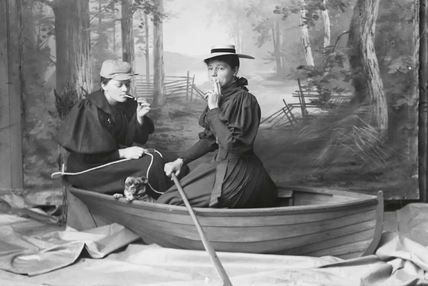 I slutningen af 1800-tallet gør de to fotografer Bolette Berg og Marie Høegh op med kønsstereotyperne i en række fotos, hvor de poserer, som mænd ville gøre det, og ender op i nogle komiske positurer som »stærk mand« og »mænd, der ryger smøger i en robåd«. »To kvinder fotograferet i studiet i en båd«, cirka 1895-1903.