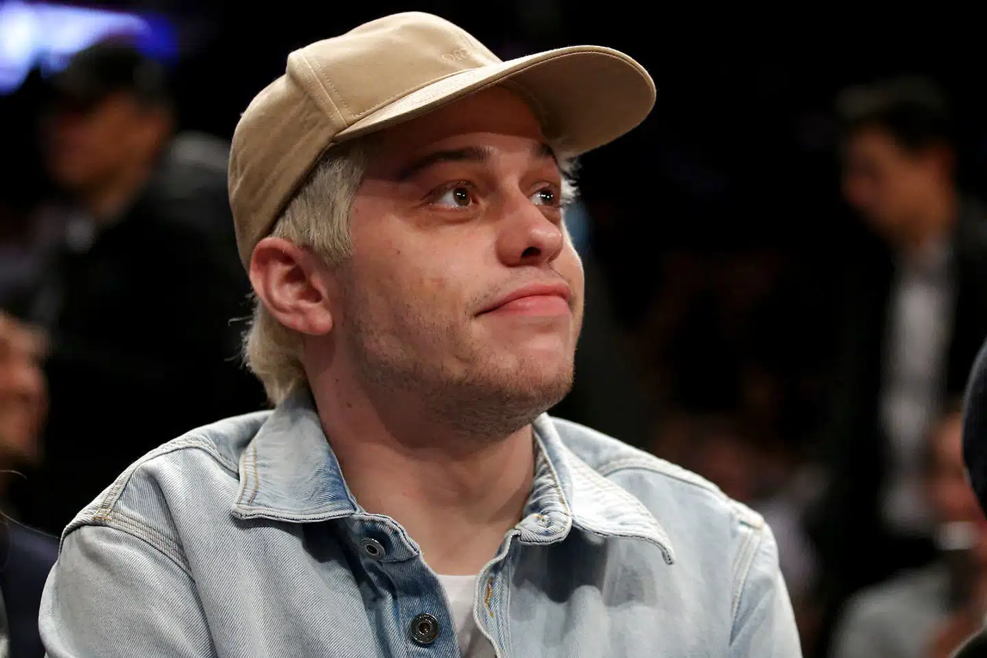 Pete Davidson er komiker og skuespiller. Siden 2014 har han været fast medvirkende i sketchprogrammet »Saturday Night Live«. Han er medforfatter og spiller hovedrollen i den delvist selvbiografiske film »The King of Staten Island«.