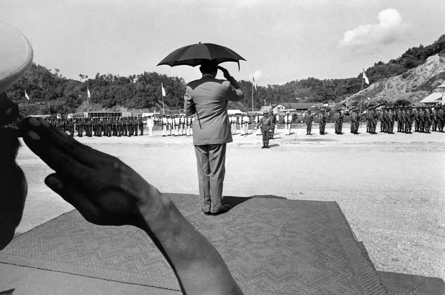 Indonesiens daværende præsident Sukarno tiltrådte ved oprettelsen af Indonesien som selvstændig stat i 1949. Frem mod 1957 købte landets regering danske våben for syv millioner dollar.