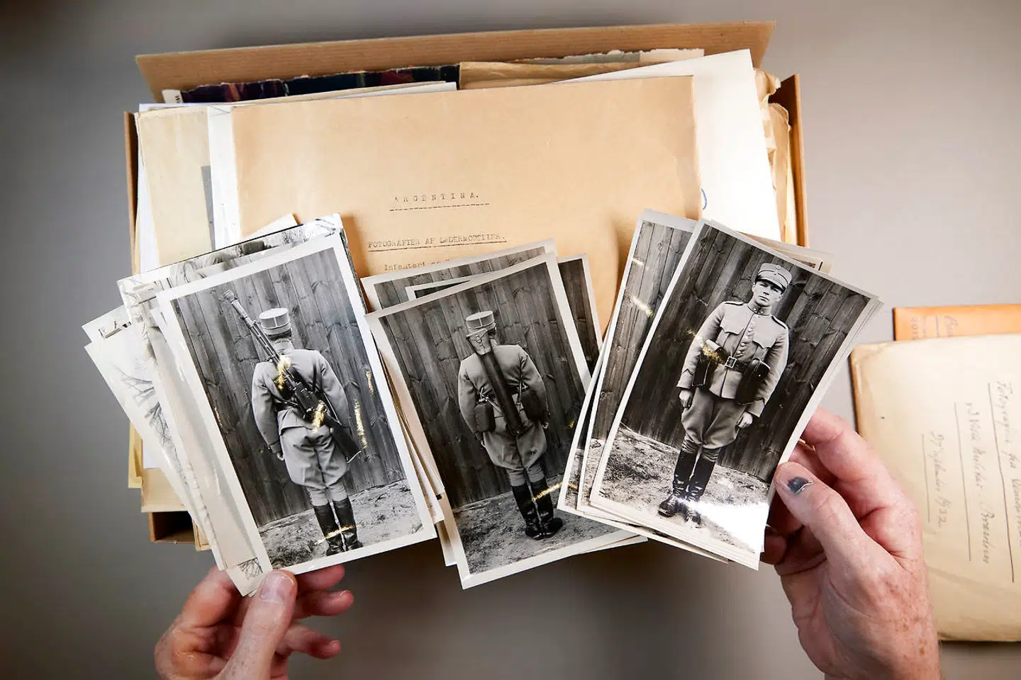 I årtier har tusindvis af dokumenter om Mærsks våbenhandel gennem datterselskabet Riffelsyndikatet været gemt væk på loftet over et museum. Nu er de dukket op. Og de kaster helt nyt lys over våbenhandlen.