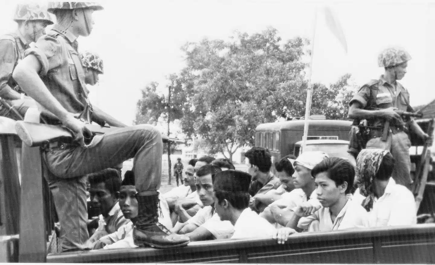 Medlemmer af det indonesiske kommunistparti fragtes til et fængsel i hovedstaden Jarkata under folkemordet i 1965.