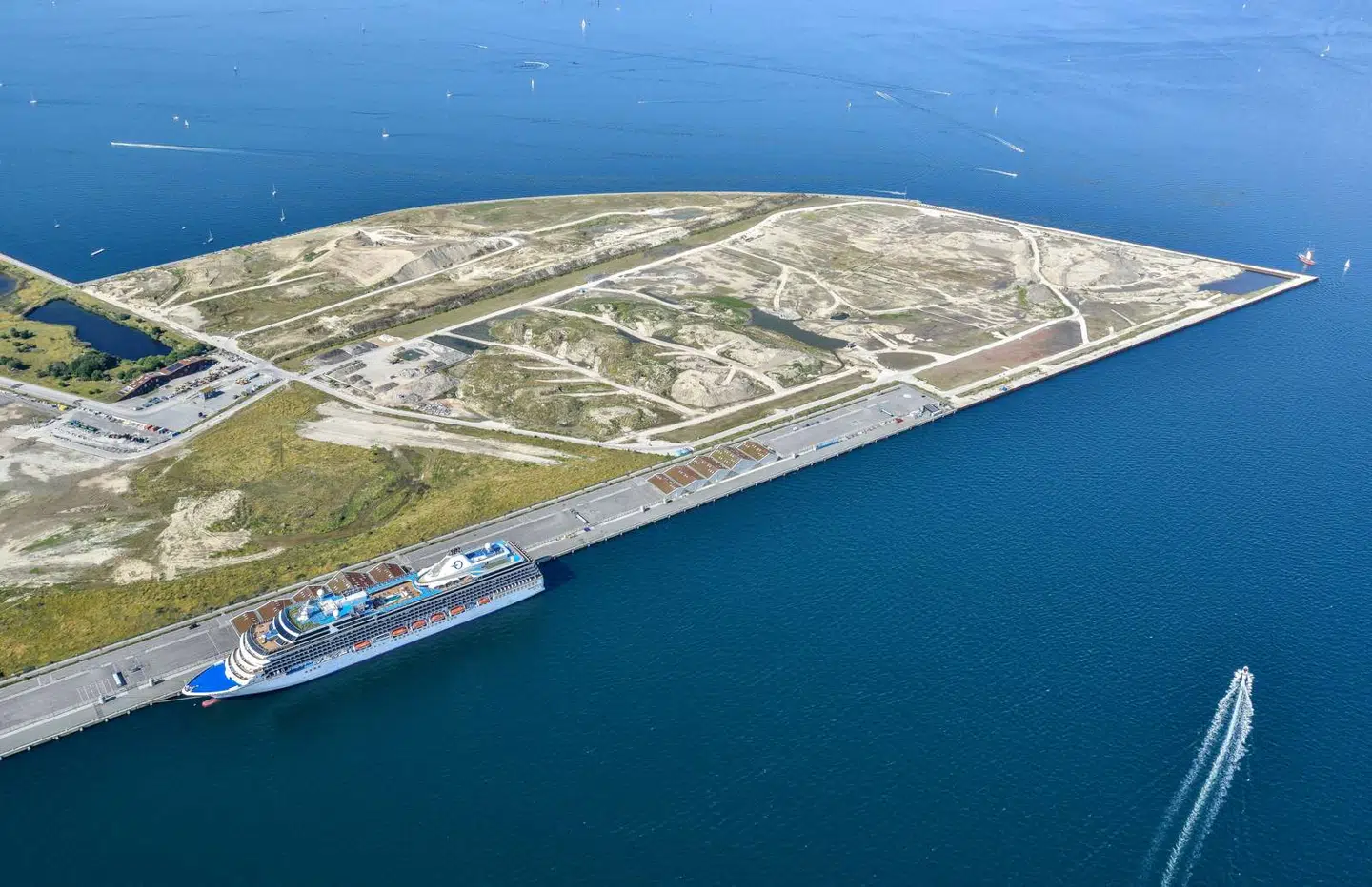 Den nye containerterminal bliver placeret på det yderste af Ydre Nordhavn (til højre for skibet på billedet). Illustrationen er fra By & Havn.