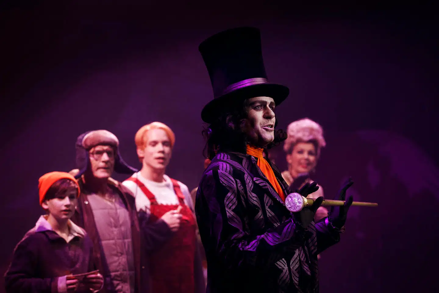 Carsten Svendsen har teknik og autoritet til den centrale rolle som den mystiske chokoladefabriksejer. I baggrunden: Forestillingens alternerende Charlie, Bertram Lyng Edelsted Jarkilde, Kurt Ravn, Christian Collenburg og Rikke Bilde.