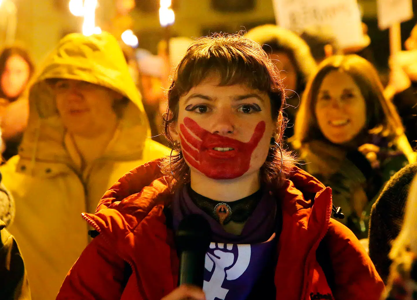 En ung kvinde deltager i en protestdemonstration i den sydvestfranske by Bayonne. Frankrigs præsident Emmanuel Macron erklærede i 2017 krig mod kvindevold, og selvom problemerne langt fra er løst, melder aktivister og hjælpeorganisationer om fremskridt.