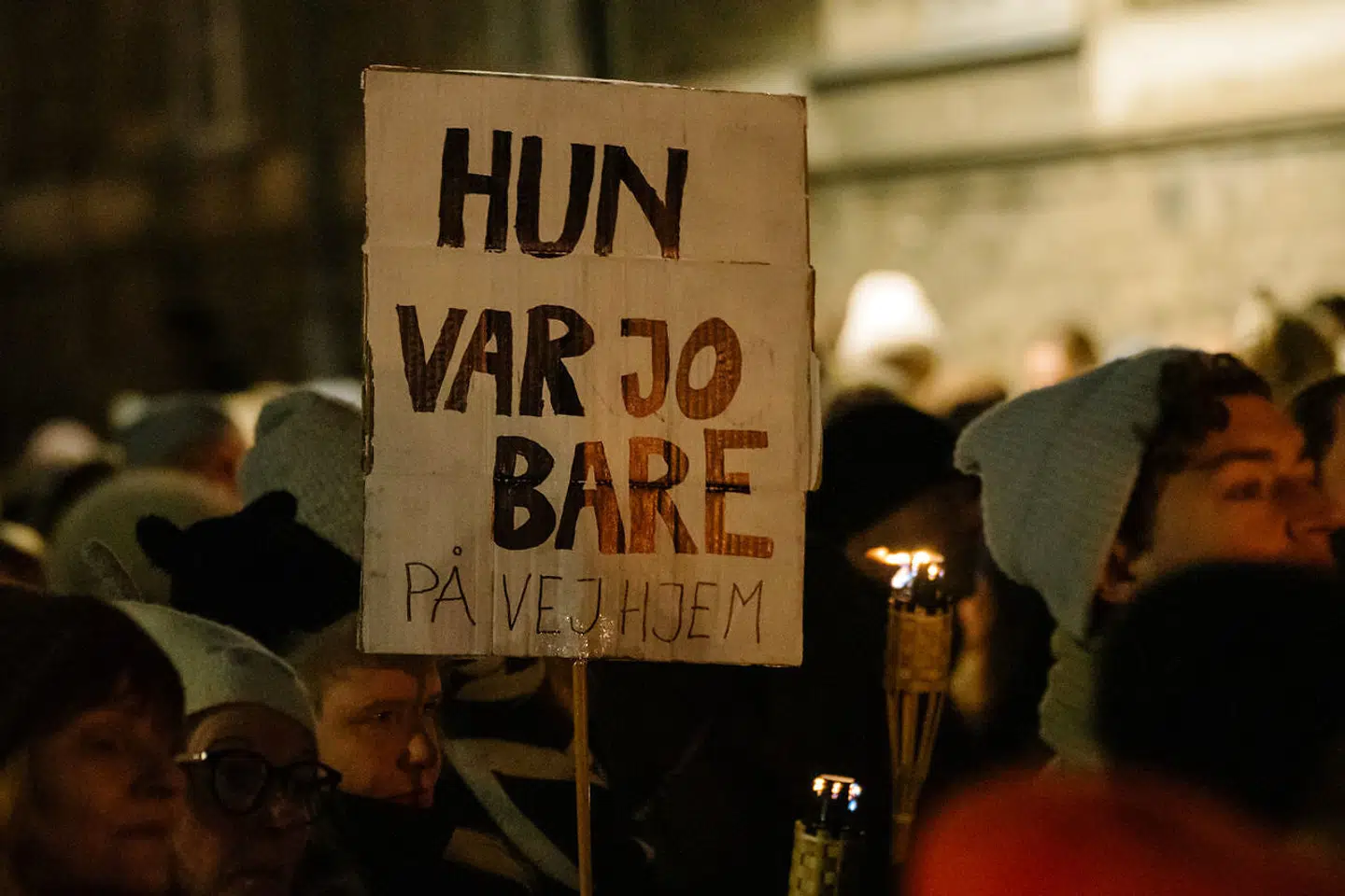 Søndag gik hundredvis i fakkeloptog fra Christiansborg Slotsplads til Transport- og Ligestillingsministeriet i København for at mindes ofrene for kvindedrab.