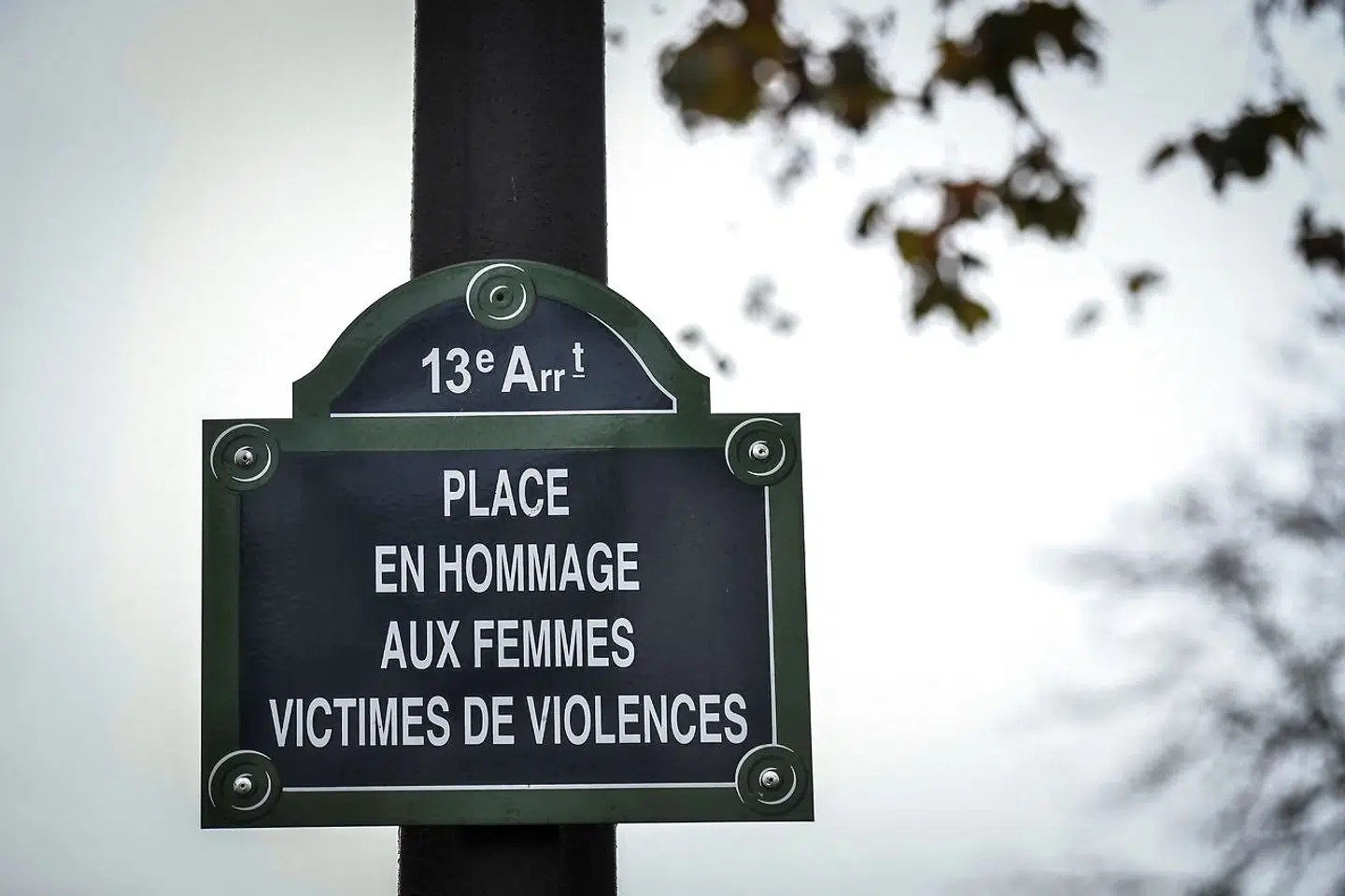 Frankrigs kamp mod kvindevold foregår også i det offentlige rum. I november blev en plads »til minde om kvindelige voldsofre« indviet i Paris' 13. arrondissement.