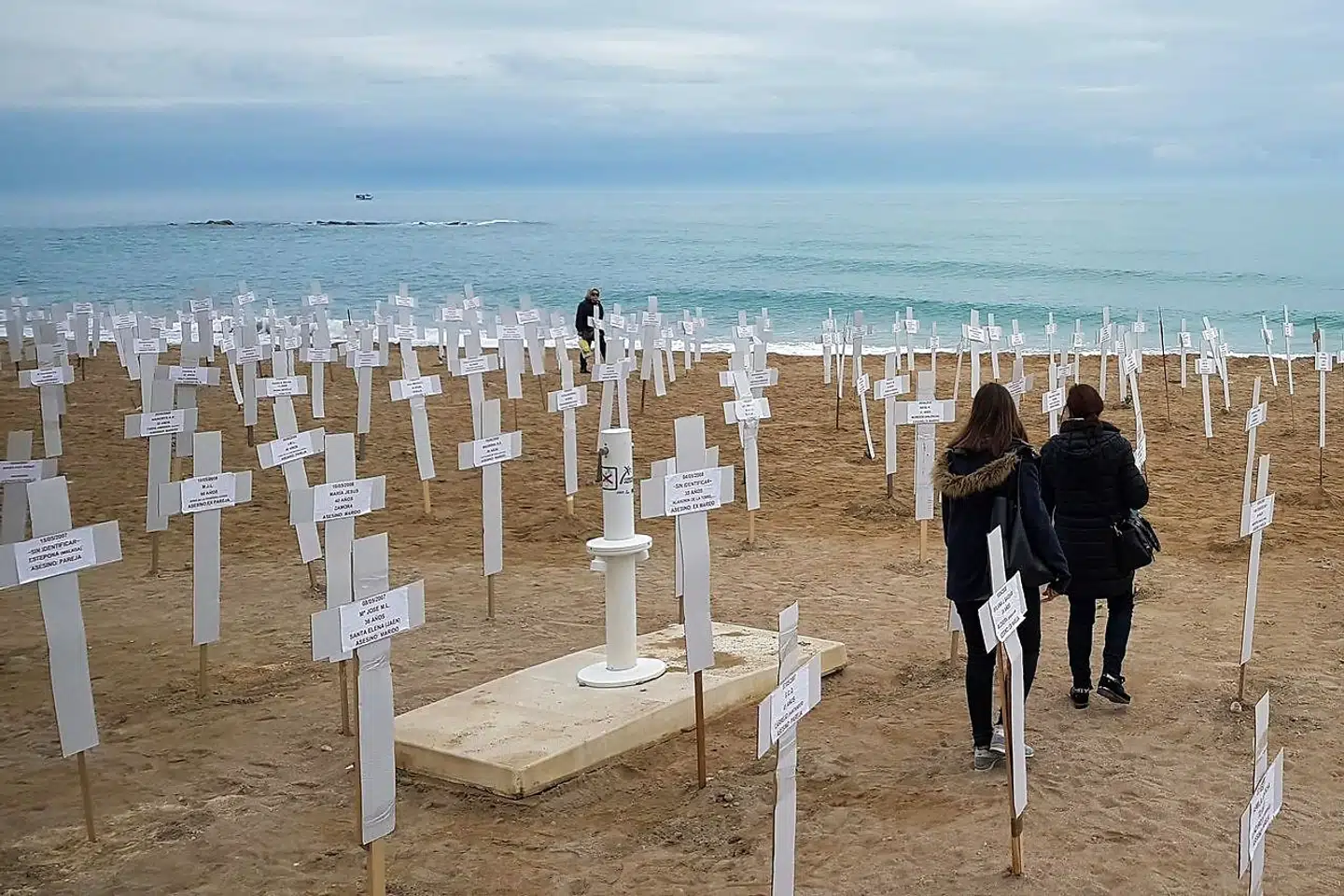 Kors på stranden i den østspanske by Vinaroz markerer de over 1.000 kvinder, der er blevet ofre for kønsbetinget vold i landet, siden man begyndte at tælle i 2003.