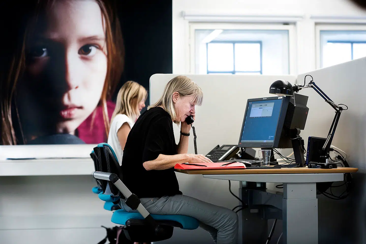 BørneTelefonen passes af Børns Vilkår i Valby, torsdag den 31. august 2017. Dengang havde BørneTelefonen i 30 år modtaget opkald fra børn med problemer. Børns Vilkår oplyser, at de har lavet en analyse af samtaler om corona på BørneTelefonen i 2020 og 2021 samt januar 2022. Analysen baserer sig de 2.672 samtaler om corona, der har været på BørneTelefonen i denne periode. Den kvalitative analyse baserer sig på de breve, børn har sendt til BørneTelefonen, samt de casebeskrivelser, rådgiverne på BørneTelefonen registrerer efter alle samtaler om corona.