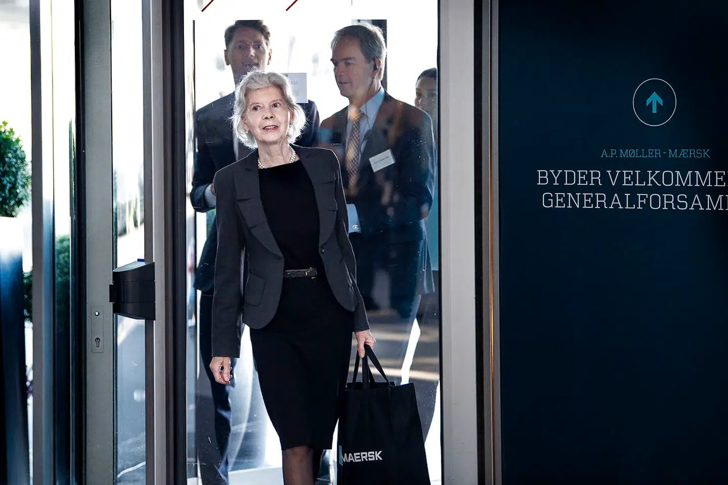 Det hidtidige familieoverhoved Ane Mærsk Mc-Kinney Uggla ankommer til generalforsamling i A.P. Møller-Mærsk i Bella Center i 2019. Bag hende sønnen Robert Mærsk Uggla, der nu bliver familiens øverste repræsentant.