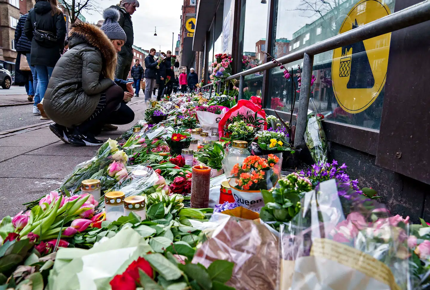 Blomster og lys til ære for Mia og Oliver ved Netto på Vesterbro i Aalborg, lørdag den 12. februar 2022. Politiet har tidligere i dag bekræftet at Mia Skadhauge Stevn er død.