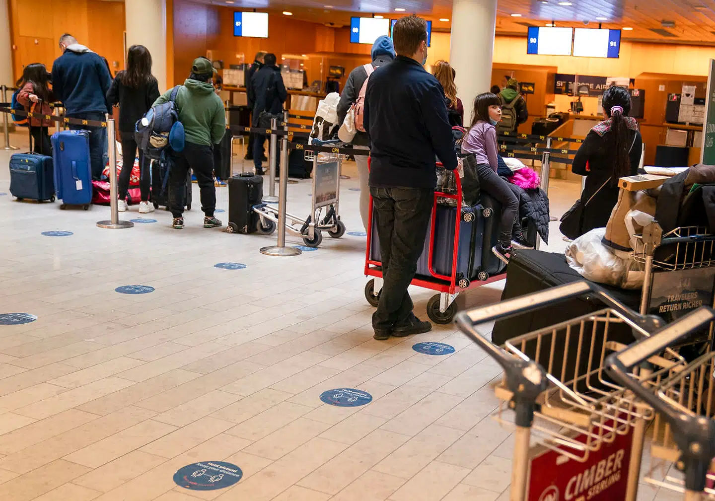 Passagerer og bagage i Københavns Lufthavn mandag. SAS' bagagefolk fortsætter arbejdsnedlæggelse i lufthavnen. Den overenskomststridige strejke har varet siden lørdag morgen, hvor ansatte i selskabet SAS Ground Handling (SGH) nedlagde arbejdet.