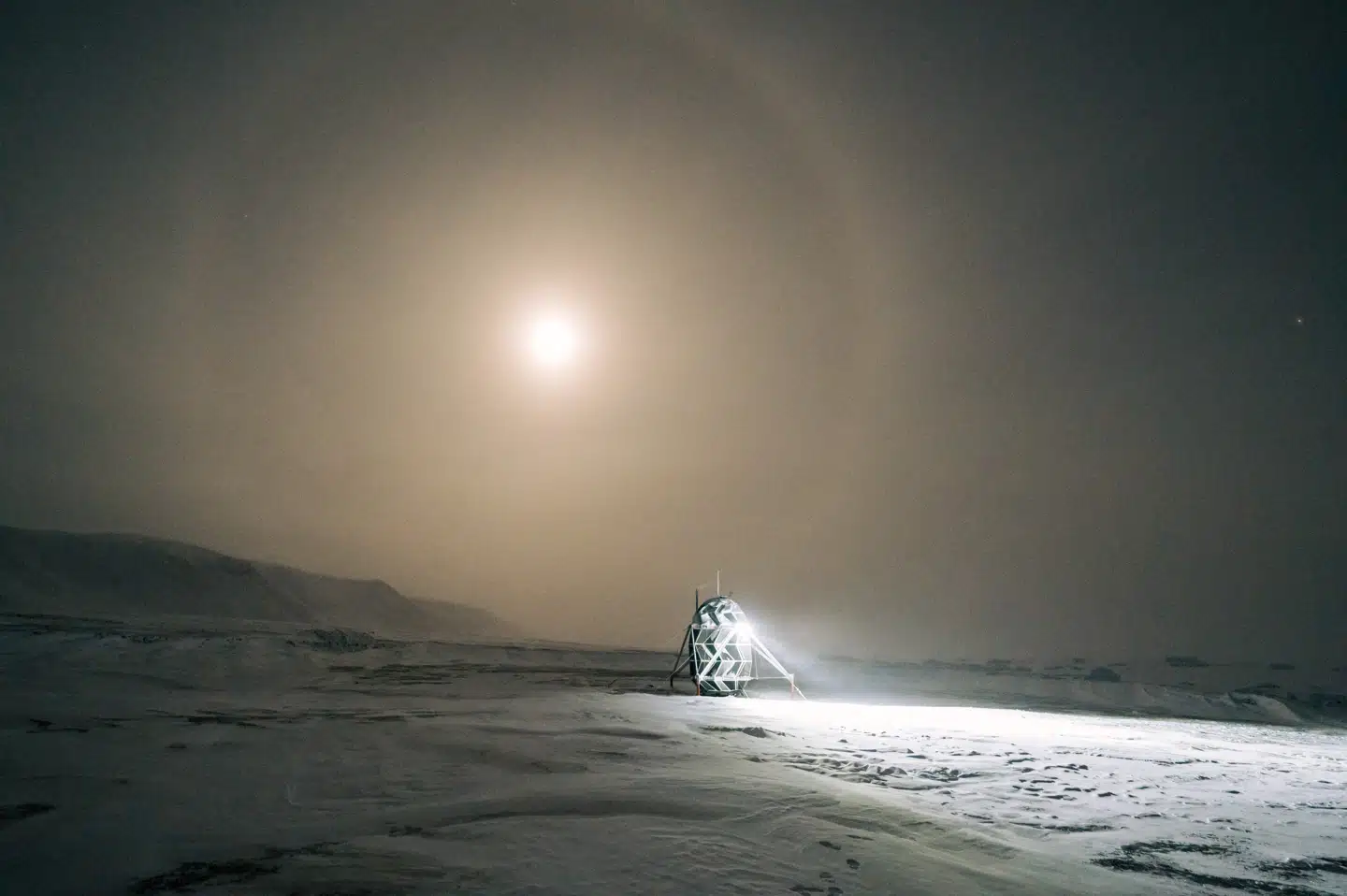 Sådan var omgivelserne for eksperimentet i Nordgrønland. De to arkitekter boede i den lille kapsel i 61 dage.