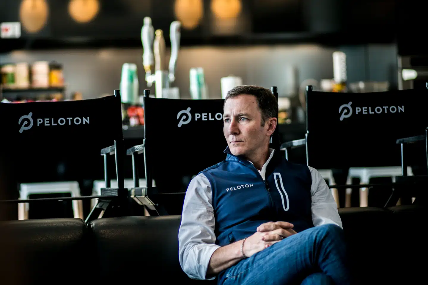John Foley er trådt tilbage som topchef for Peloton, men bliver stadig som formand for fitnessfirmaet, der står i en dyb krise.
