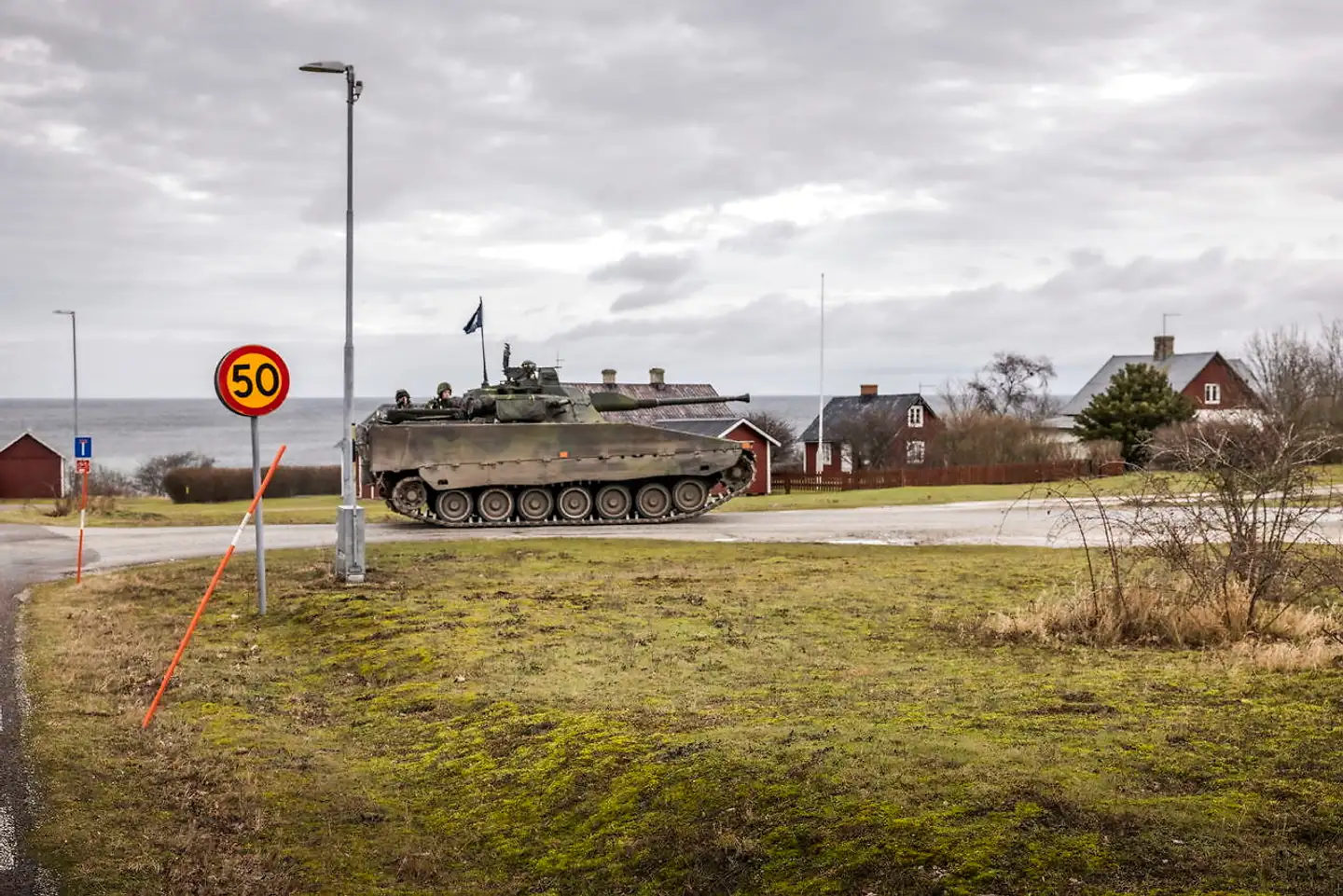 Ruslands opmarch af soldater ved grænsen til Ukraine og truslen om en invasion samt hårde krav til Sverige og Finland om, at de skal holde sig langt fra et NATO-medlemskab, har fået Sverige til at øge det militære beredskab og til at sende styrker til Gotland i Østersøen.