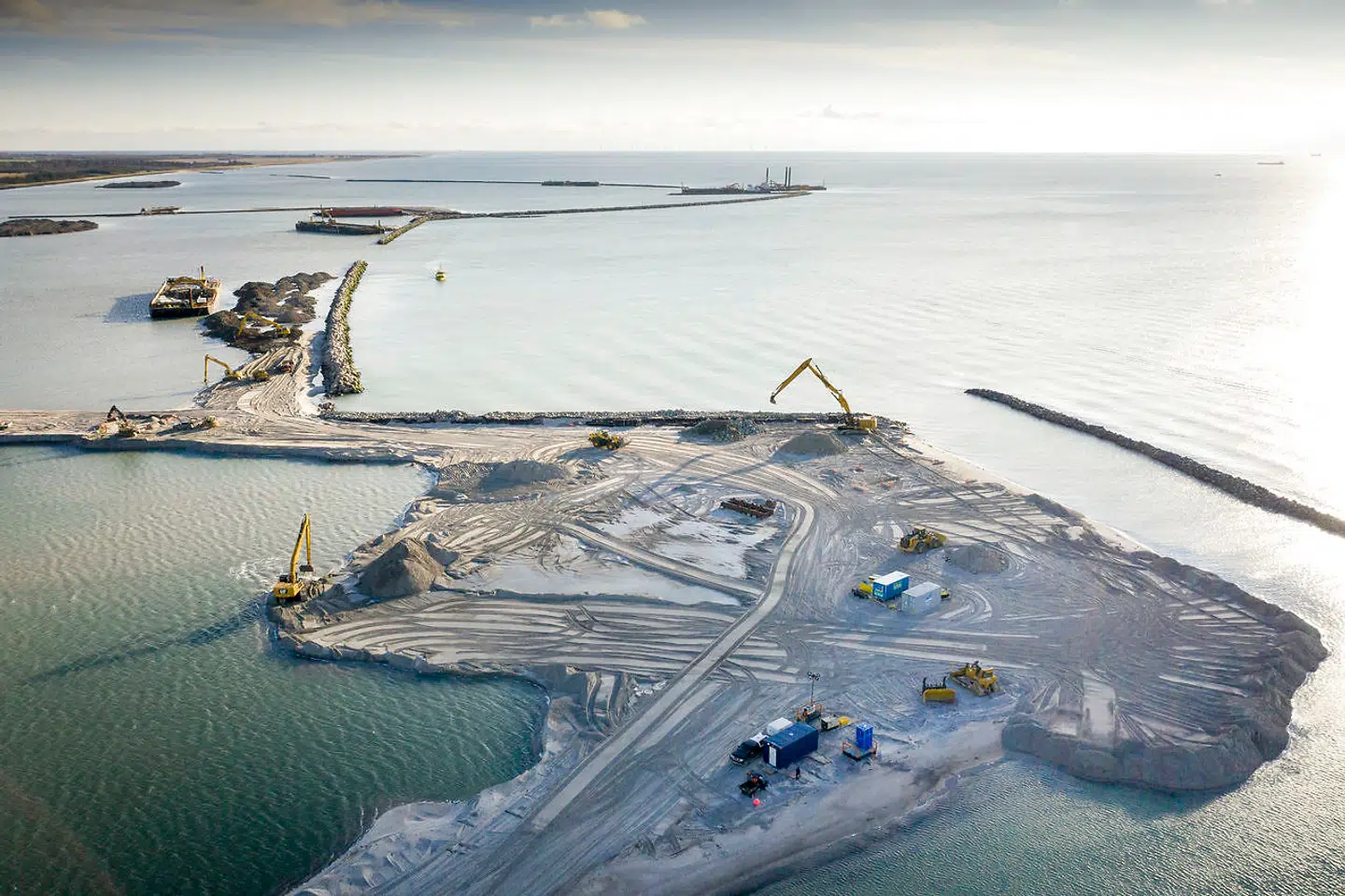 Arbejdshavnen til Femern Bælt-Tunnelen anlægges ved Rødbyhavn. Med 18 kilometer bliver Femern-tunnelen verdens længste sænketunnel til tog og biler.