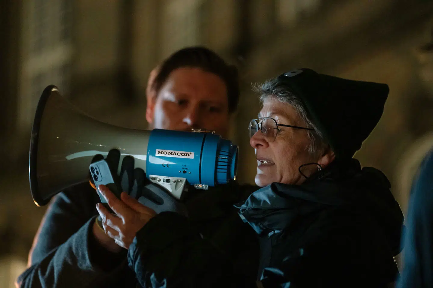 Iben Philipsen, bestyrelsesmedlem i »Everyday Sexism Project Danmark«, talte til både Trine Bramsen og de hundredvis af fremmødte mennesker på slotspladsen.