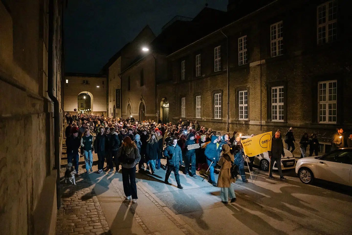 Hundredvis af mennesker gik turen fra Christiansborg Slotsplads til Ligestillingsministeriet nogle hundrede meter defra.