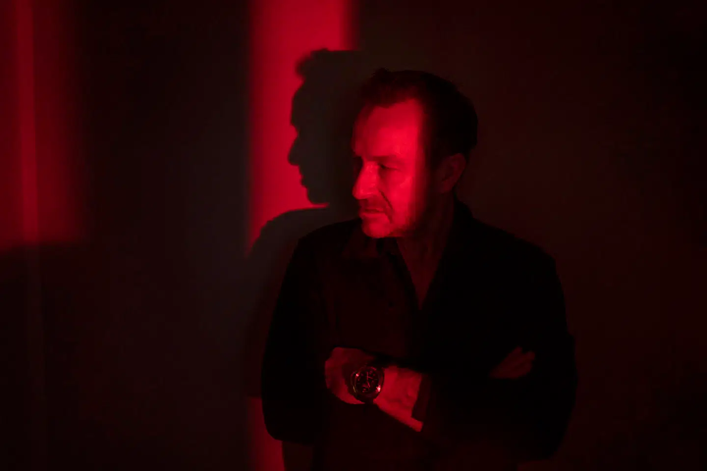 Allerede i første afsnit bliver det tydeligt, at sociale medier kommer til at spille en rolle over hele sæsonen. Det var helt oplagt, siger Adam Price. »Instagram bliver et udstillingsvindue til din dejlige, almindelige hverdag. Og det kan være mere eller mindre iscenesat. Mange har nok en fornemmelse af, at det er det. Jeg skal ikke kunne sige, om det er rigtigt, men der er ikke nogen tvivl om, at det bruges taktisk.«