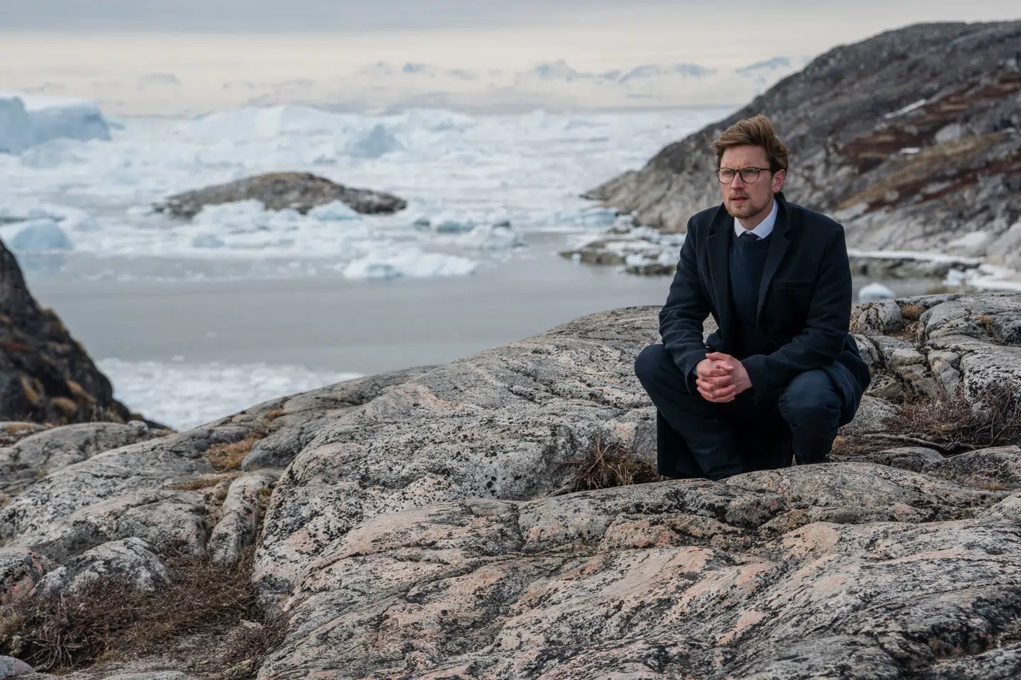 »Pludselig kom der systemskifte og en grønlandsk valgkamp, og der ville jeg gerne have, at vi var nogenlunde opdaterede, selvom vi ikke beskriver en 1:1-virkelighed. I og med der kom markante og anderledes synspunkter frem, ville det være synd, at de ikke repræsenterede universet, så det har jeg prøvet at gøre,« siger Adam Price. På billedet ses Mikkel Boe Følsgaard i rollen som Birgitte Nyholms souschef, Asger Holm Kirkegaard, på Grønland.