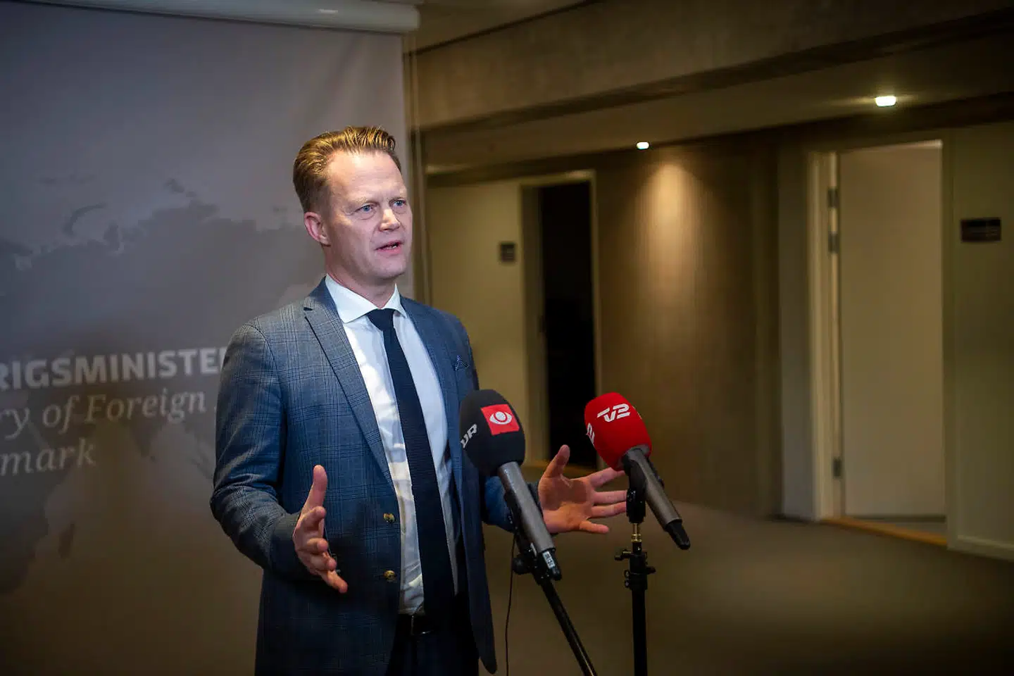 Udenrigsminister Jeppe Kofod (S), foran Udenrigsministeriet fredag aften den 11. februar 2022. Den spændte situation omkring Ukraine får Danmark til at fraråde alle rejser til Ukraine, og danskere i landet opfordres til at rejse ud.. (Foto: Thomas Sjørup/Ritzau Scanpix)