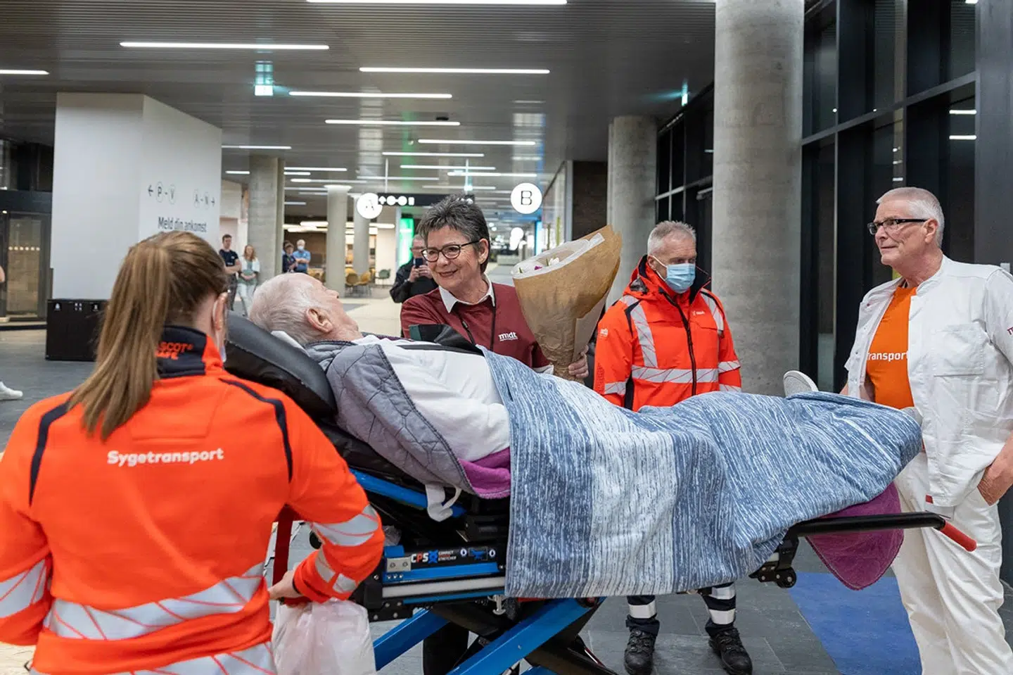 Leo Lundager fra Sunds er den officielt allerførste indlagte på Regionshospitalet Gødstrup, og han fik ved ankomsten søndag morgen overrakt en buket af sygeplejefaglig direktør Ida Götke. - Foto: Søren Braad Andersen/Free