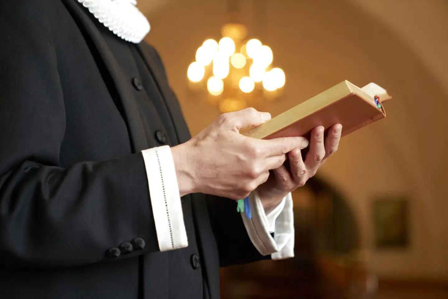 Arkivfoto. Selv om præster har frihed til at sige nej til at vie fraskilte og homoseksuelle, fortæller flere præster, at de ikke oplever et problem i praksis. Alle par, hvor mindst den ene er medlem af folkekirken, kan nemlig blive viet i kirken. Det er altid muligt at få en anden præst, hvis der er en, der af teologiske årsager ikke vil vie et par.