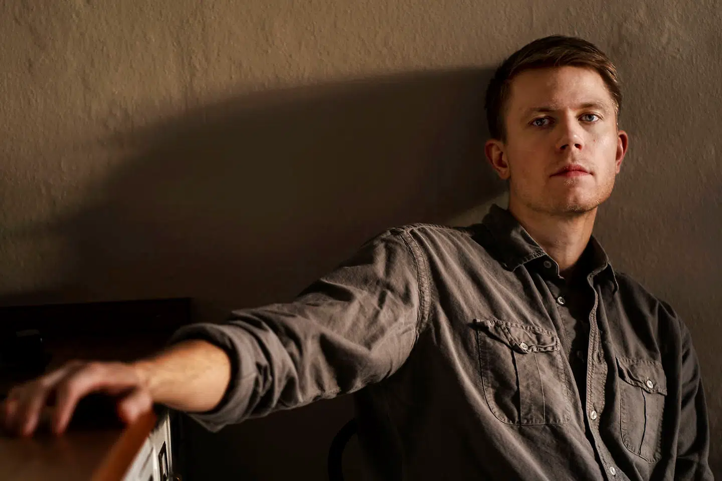 Når Julius Mygind mødes med unge i dag, er noget af det helt centrale, de peger på: Frygten for ikke at kunne leve op til de forventninger, der stilles til dem fra alle sider, ikke mindst fra deres forældre. De er så bange for at træffe ét af de utallige valg, for hvad hvis de nu fucker det op?