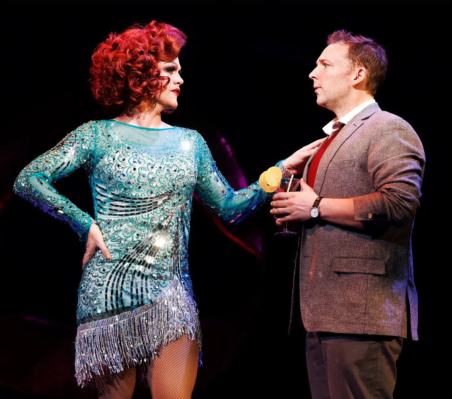 »Kinky Boots« er som de fleste musicals historien om kræfter, der skal lære at komme hinanden i møde. Her dragqueenen Lola (Silas Holst) i clinch med skotøjsfabrikanten Charlie (Lars Mølsted).