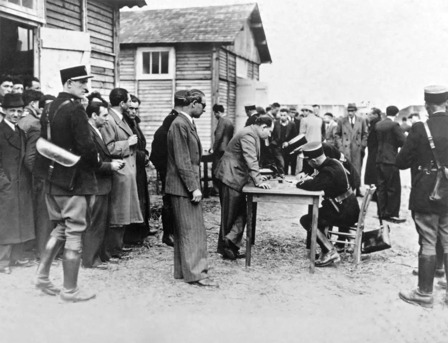 Fransk politi fik i de første år af Anden Verdenskrig ordre om at deportere udenlandske jøder. Her ses nogle af dem i 1941 ankomme til en transitlejr, som var mellemstation, før de blev sendt til en udryddelseslejr.