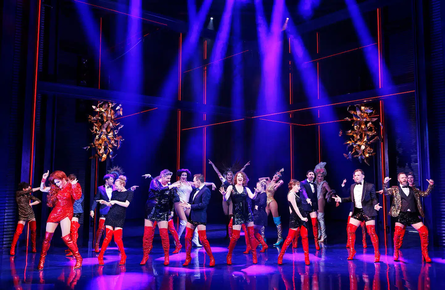 Der er masser af feelgood-stemning i »Kinky Boots«. Her hele ensemblet, anført af duoen Silas Holst og Lars Møsted,